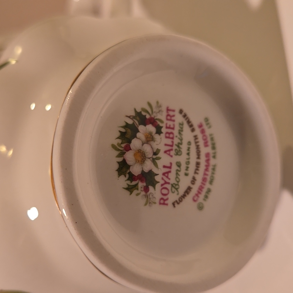 Royal Albert December Cup & Saucer - Picture 13 of 16